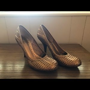 BCBG NWOT Gold heels. Cute for fall!
